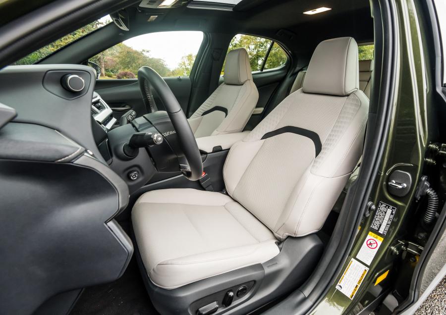 Интерьер Lexus UX200 2019 года  (NA) (фото 21 из 32)